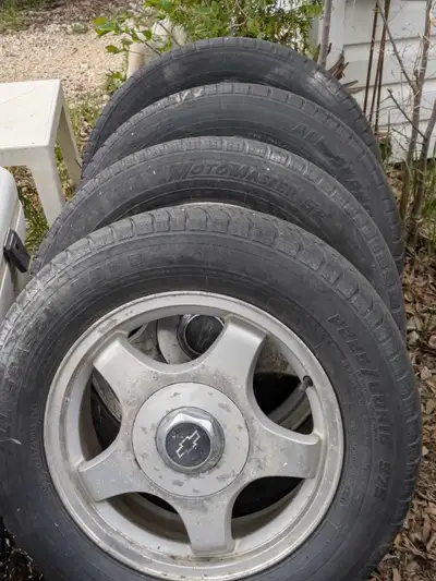225x60x16 mag wheels off a 2000 Impala, no need $150 obo, complete with center caps