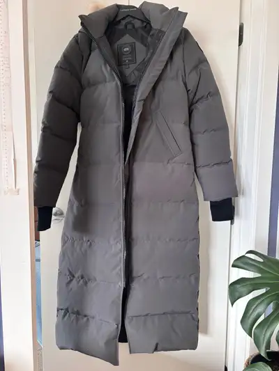 Tried on once at home – basically new condition. No stains, no damage, and kept in excellent shape....