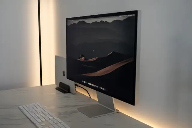 Apple Studio Display 27-inch 5K Retina in Desktop Computers in City of Montréal - Image 2