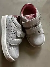 Plusieurs paires chaussures pour bébé fille