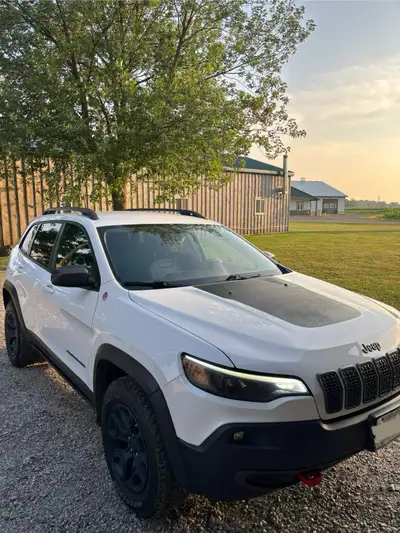 2019 Jeep Cherokee Trailhawk 187,720 kms No collisions I am the second owner Leather, heated seats,...