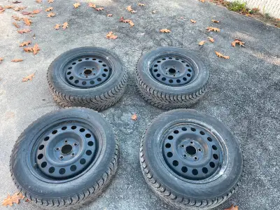 pneu d'hiver avec rime de grandeur 205/60R16 les pneu on 7/32 d'usure Pneu de encien véhicule Kia so...