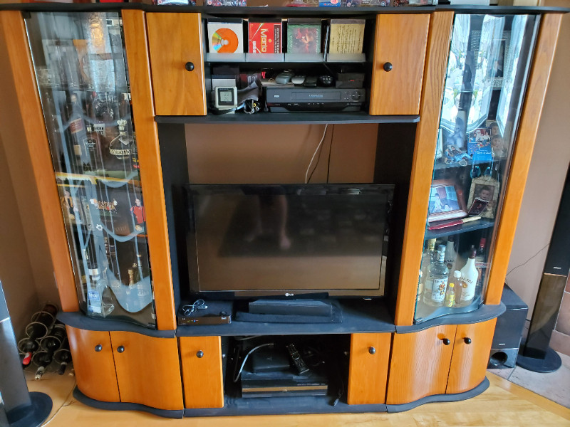 Wall Unit/Display Case / Unité murale/vitrine Buffets et vaisseliers