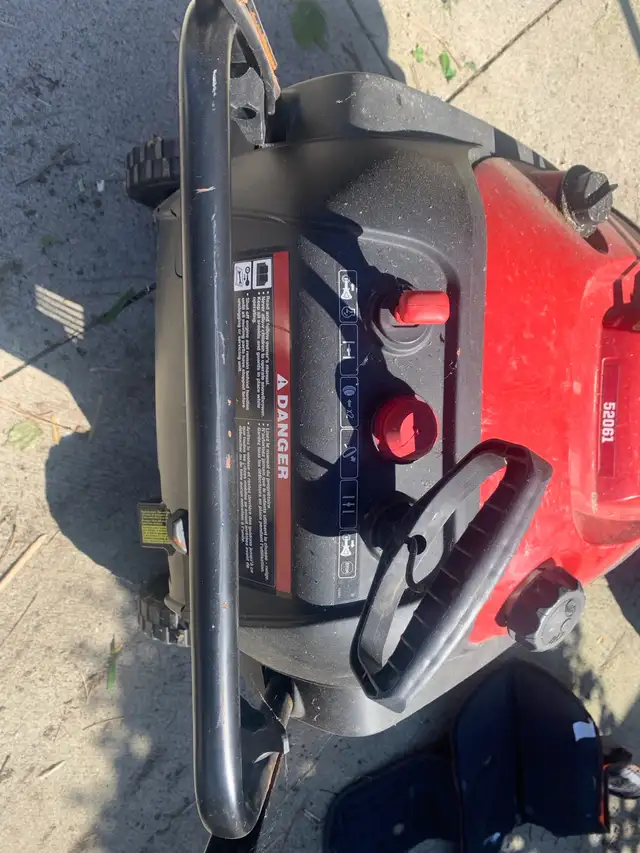 Craftsman 136cc Single Stage Snow Thrower in Snowblowers in Mississauga / Peel Region - Image 5
