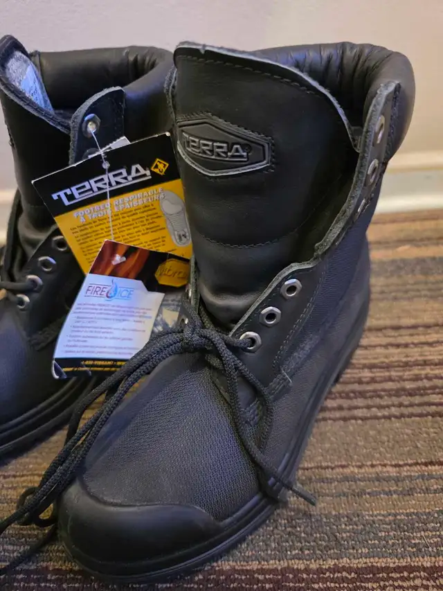 new Terra work boots goretex  woman size 7  in Women's - Shoes in Edmonton - Image 3