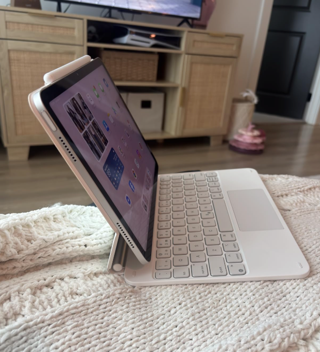 ESR Magnetic Keyboard Case For Apple IPad Pro 11'' or Air 4 & 5 in iPad & Tablet Accessories in City of Toronto - Image 3