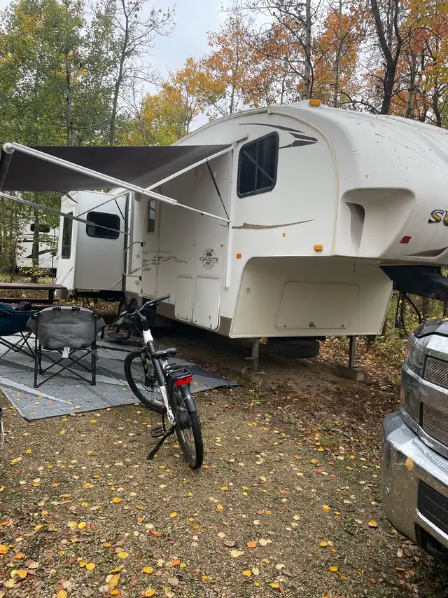 Surveyor 5th wheel camper in Travel Trailers & Campers in Regina - Image 3