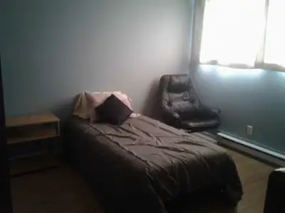 480$ A PAT Chambre a louer pour homme Tout inclus : Meublés. Lav/sec. Literies. Poêle frigo.Micro-on...