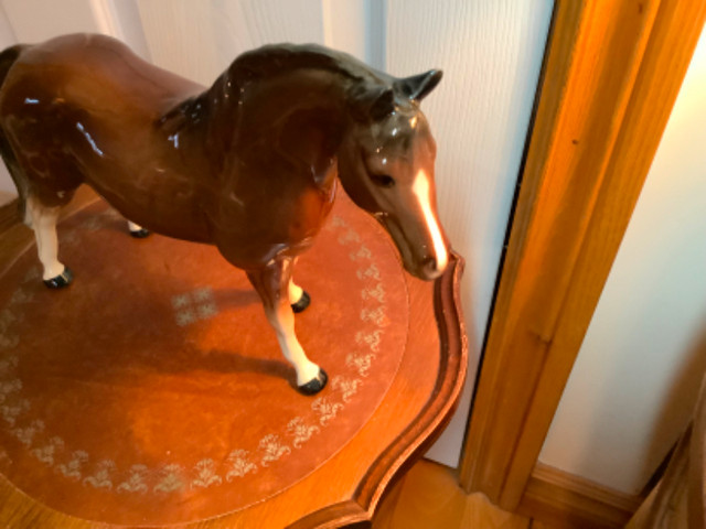 Large Vintage Beswick Glossy Brown Porcelain Horse  in Arts & Collectibles in Belleville - Image 2