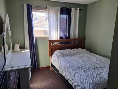 This bedroom rental is in good condition and offers a cozy living space. It's perfect for anyone loo...