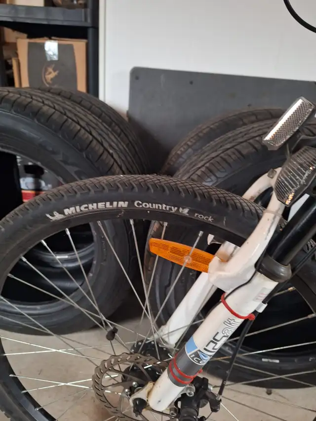 Vélo CCM static roues de 26" , avec  accessoires in Mountain in Saint-Hyacinthe - Image 8