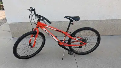 Trek MT200 kid's mountain bike. 24" tires, 7-speed Shimano Revo twist shift, adjustable length crank...