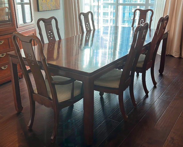 Expandable Dining Table and Hutch with 7 Chairs in Dining Tables & Sets in City of Toronto - Image 2