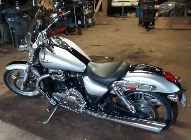 2010 Triumph Thunderbird in Street, Cruisers & Choppers in Charlottetown - Image 4