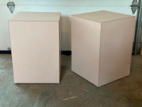 Deux (2) tables d'appoint de salon format cube