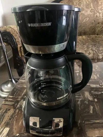 BLACK AND DECKER 12 CUP DRIP COFFEE MAKER!! (LIKE NEW), View more