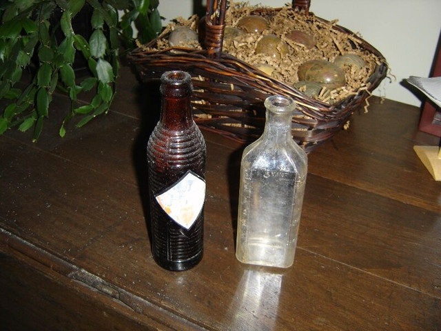 Coca-Cola collectors items & Orange Crush and apothecary bottles in Arts & Collectibles in Moncton - Image 4