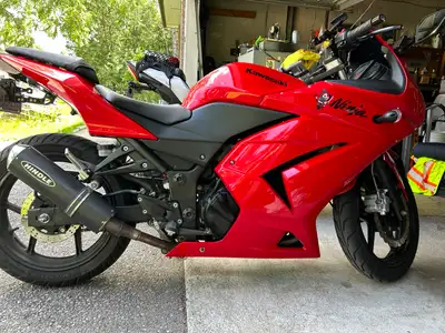 Beautiful 2012 Kawasaki Ninja 250R in red with black accents. 22,087 km * Hindle aftermarket exhaust...