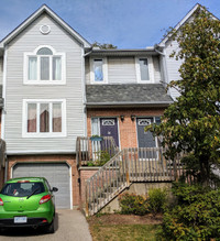 AMAZING 3 BEDROOM TOWNHOUSE-- UPTOWN WATERLOO--FURNISHED