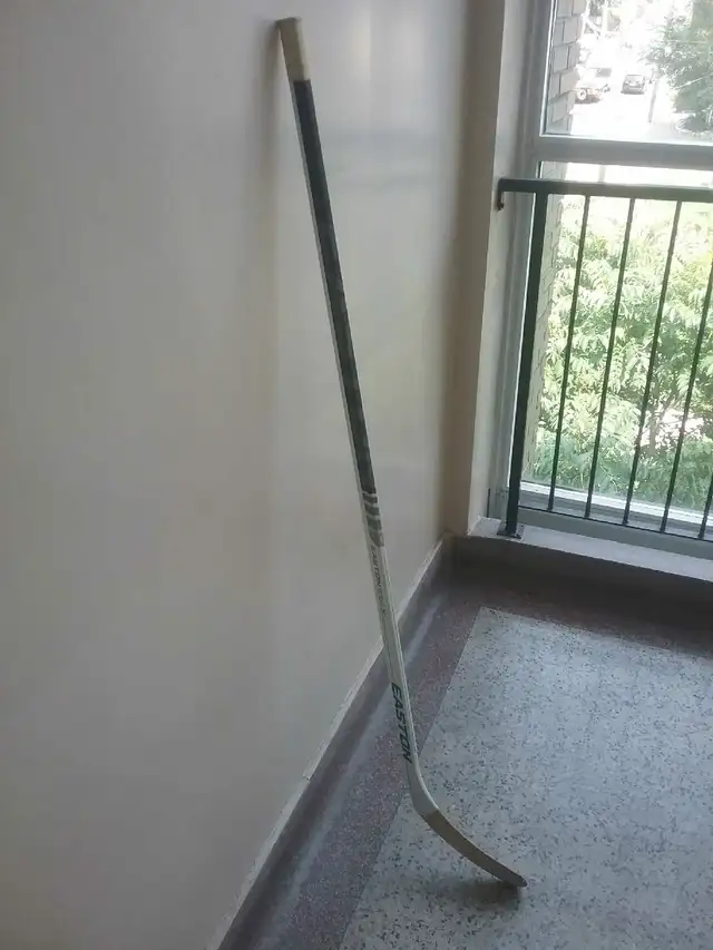Easton MAKO M5 Right Hand Hockey Stick P6 || 85 in Hockey in City of Toronto - Image 5