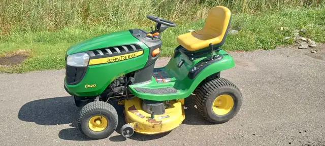 John Deere D120 lawn tractor 