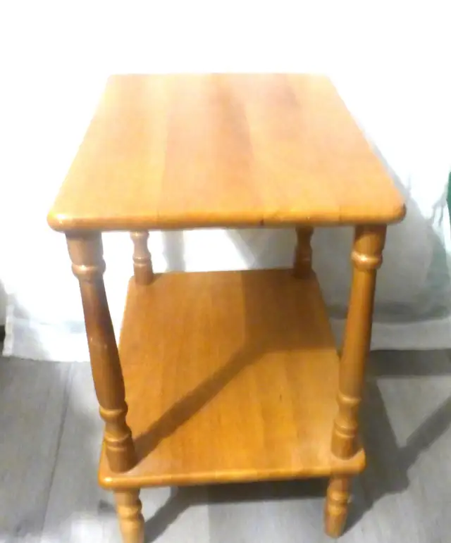 2 Tier OAK TABLE Side Table Plant StandExcellent conditionIt64645239807619121