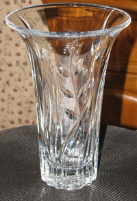 Vntg Crystal Vase Flared Top Grooved Vine Leaf Pattern 9.5" Tall