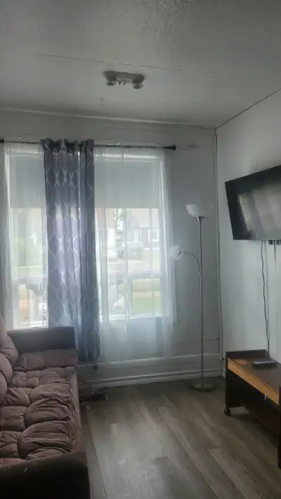Room for Rent – Female Only A private room is available in a clean 4-bedroom house. The kitchen, bat...