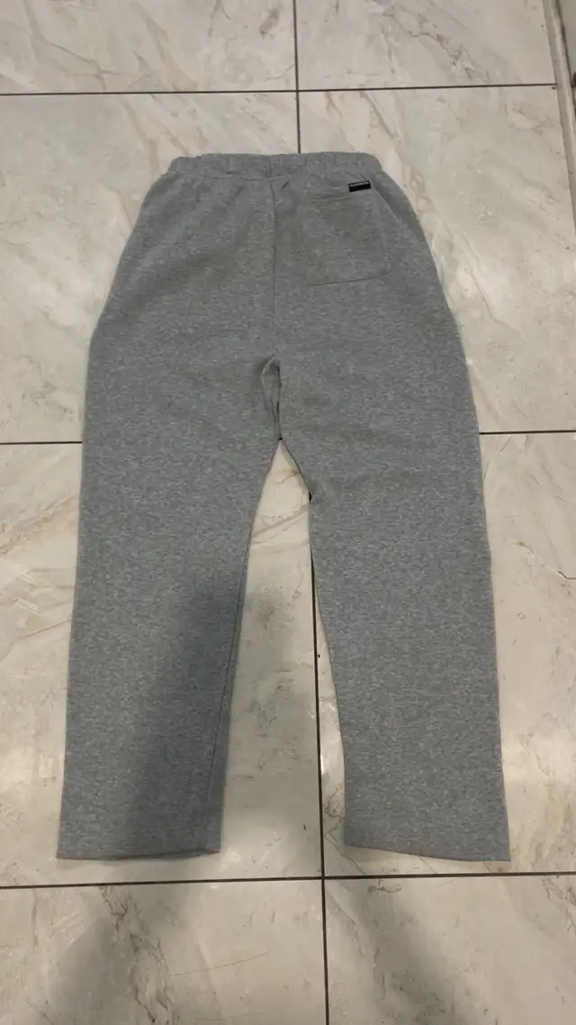 Grey baggy sweatpants  in Men's in Mississauga / Peel Region - Image 4