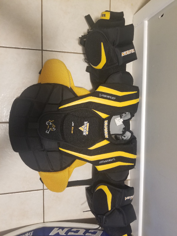 Goalie chest protector jr exta large in Hockey in Fredericton - Image 2