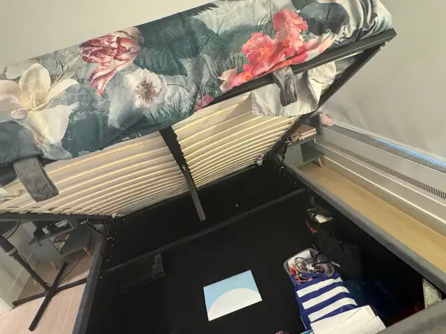 Queen bed  in Beds & Mattresses in Richmond - Image 2