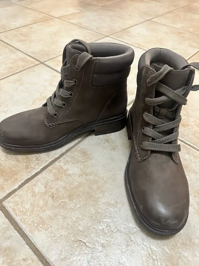 UGG Women’s Winter Boots,shoes,Ankle Bootie &Flats in Women's - Shoes in Mississauga / Peel Region - Image 2