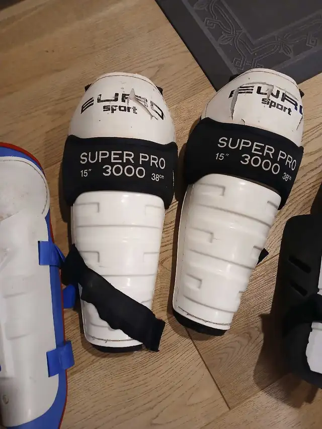 Hockey Shin Pads Adult Large in Hockey in Calgary - Image 4