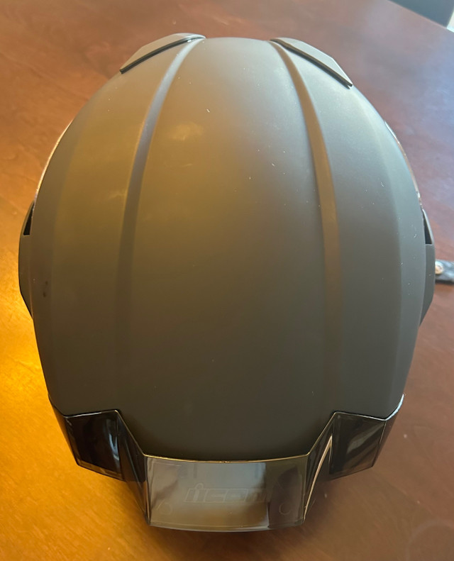 Icon AirFlite helmet  dans Pièces et accessoires pour motos  à Fredericton - Image 3