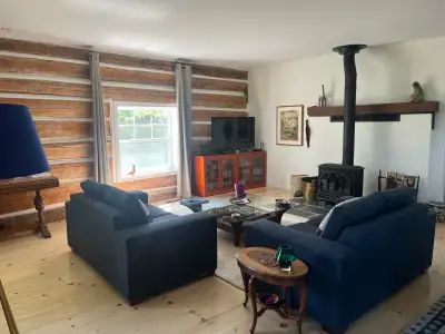 Offrez-vous tout le confort, l’intimité et l’espace avec cette spacieuse résidence de deux étages, d...