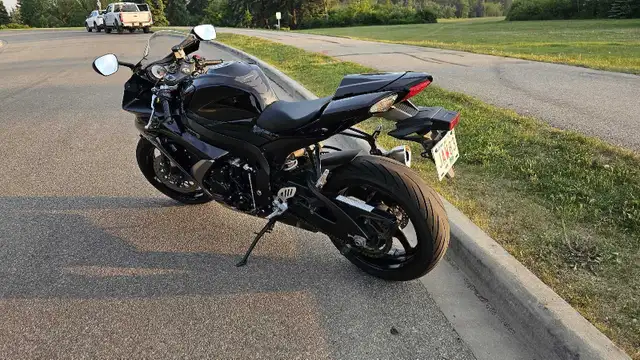2010 Suzuki GSXR750 in Sport Bikes in Strathcona County - Image 4