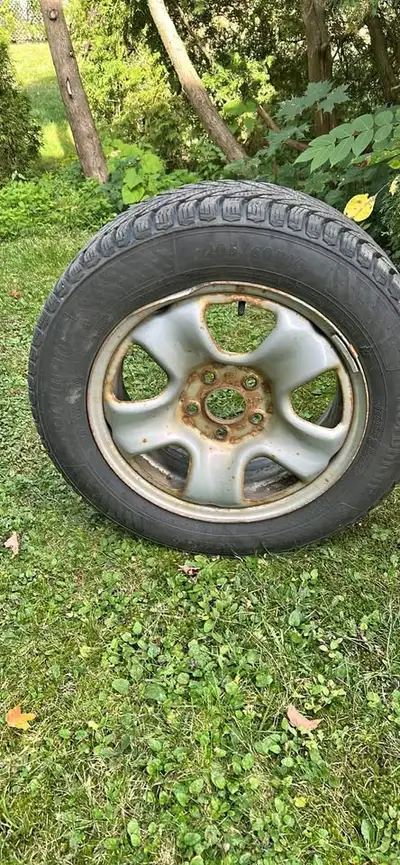 Était sur un HONDA HRV 2018 Utilisé seulement 6 mois Nord man de Nokian 205/60R16