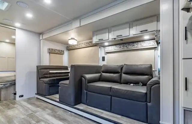 DYNAMAX EUROPA 31SS LUXURY SUPER C DIESEL MOTORHOME - SOLAR PKG in RVs & Motorhomes in Edmonton - Image 8