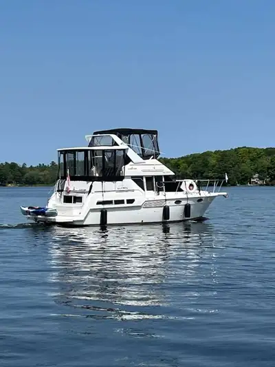 1998 Carver 325 Aft Cabin Motor Yacht If you’re looking for a motor yacht that feels surprisingly sp...