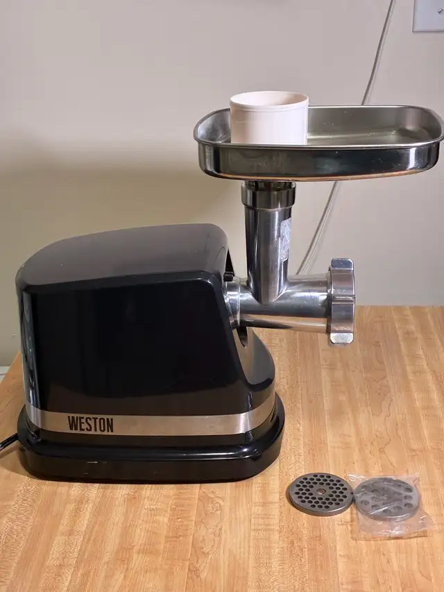 Weston #8 Electric Meat Grinder & Sausage Stuffer in Processors, Blenders & Juicers in Kingston - Image 2