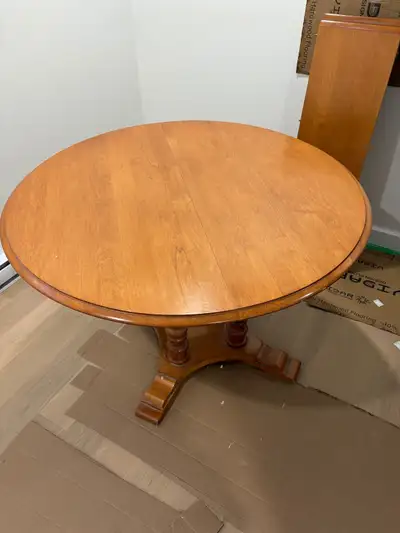 Table extensible 4/6 places en bois massif. Vient avec 2 chaises capitaine. Extensible table for 4/6...