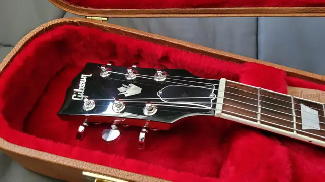 Gibson 2018 SG Standard in Guitars in Ottawa - Image 4