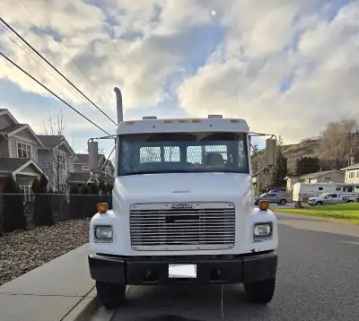 FL70 Business Class Freightliner. 21' Flatdeck. 5.9L cummins diesel. 6 speed Manual Transmission. Fa...