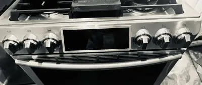 Upgrade your kitchen with this sleek Samsung gas range! Featuring four burners and a griddle, it's p...
