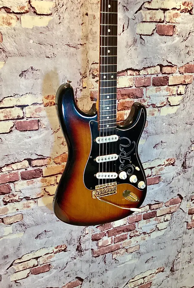 Fender Stevie Ray Vaughan Stratocaster - 1995 in Guitars in Oakville / Halton Region - Image 4
