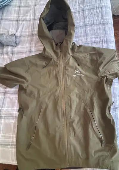 Almost perfect condition Arc’teryx Beta jacket nice green one of most popular and expensive tatsu co...