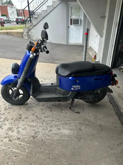 Yamaha C3 XF50 2008 – 13 000 km Scooter très propre, fonctionne très bien et prêt à rouler. Rien à r...