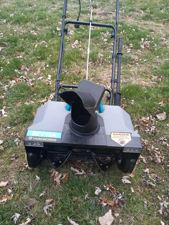 22 inch electric yardworks snow thrower in Snowblowers in Windsor Region - Image 2