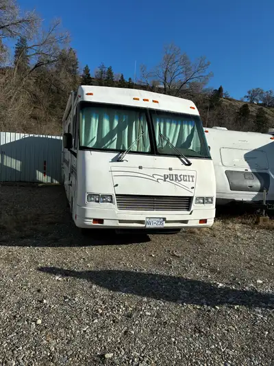 97 Pursuit. 32’ New motor, Altanator, Exhast Manifold Laminate Vinyl flooring New curtains in front...