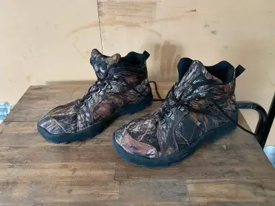 ITASCA Camouflage boots, size 9, View more